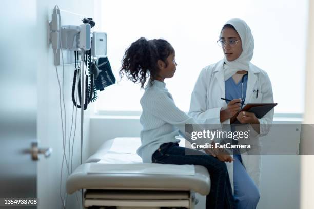 little girl at the doctors - doctor with child stockfoto's en -beelden