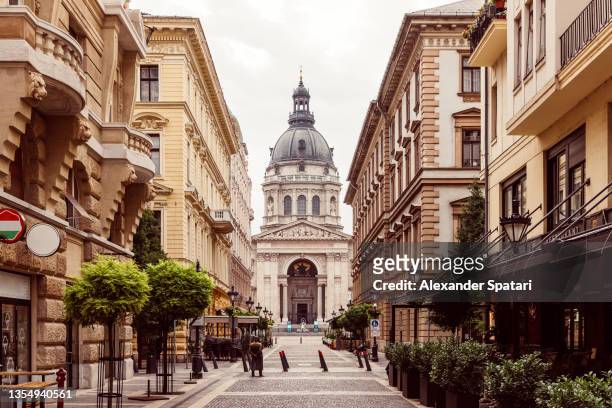 street in budapest old town with st. stephen's basilica in the center, hungary - boedapest stockfoto's en -beelden