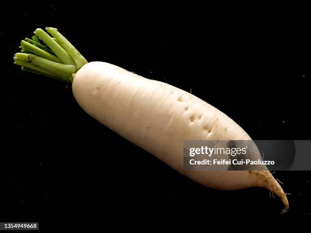 close-up of a daikon - daikon stockfoto's en -beelden