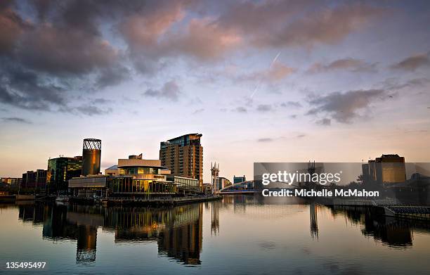 lowry reflections - salford quays stock-fotos und bilder