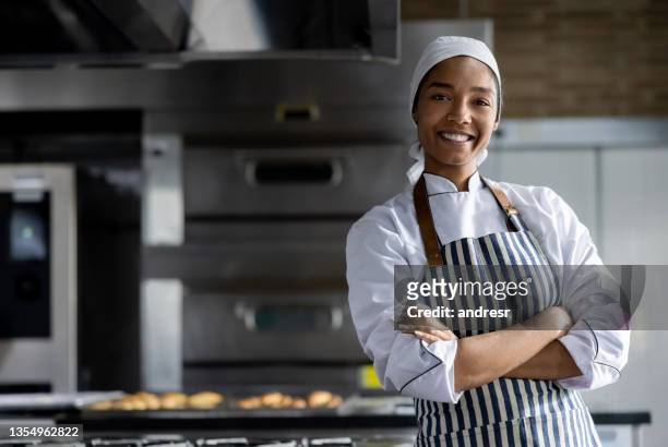 feliz mujer afroamericana que trabaja en la panadería haciendo pan - hacer pan fotografías e imágenes de stock
