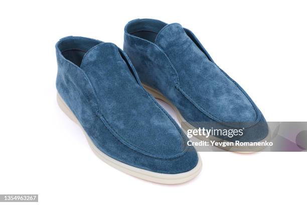 blue suede boots isolated on white background - blauwe schoen stockfoto's en -beelden