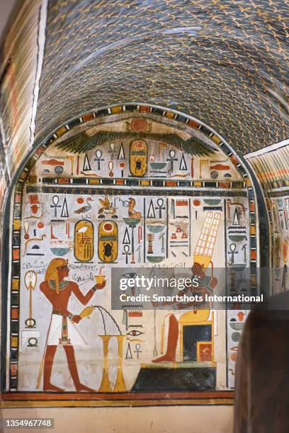 funeral chamber of egyptian goddess hathor - faraón fotografías e imágenes de stock
