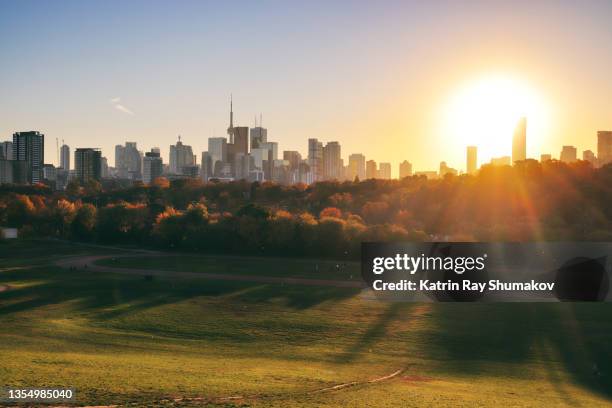 autumnal sunset on toronto cityscapes - puesta de sol fotografías e imágenes de stock