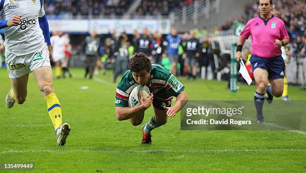 Ben Youngs of Leicester dives to score a try during the Heineken Cup match between ASM Clermont Auvergne and Leicester Tigers at Stade Marcel...