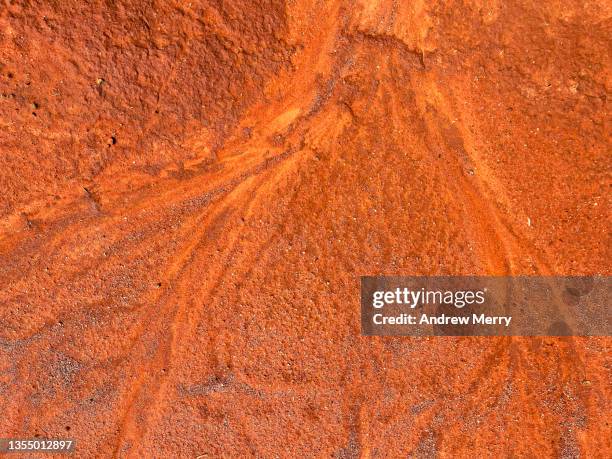 abstract desert pattern aerial effect, dried mud orange red dirt, australia - mineral stock-fotos und bilder