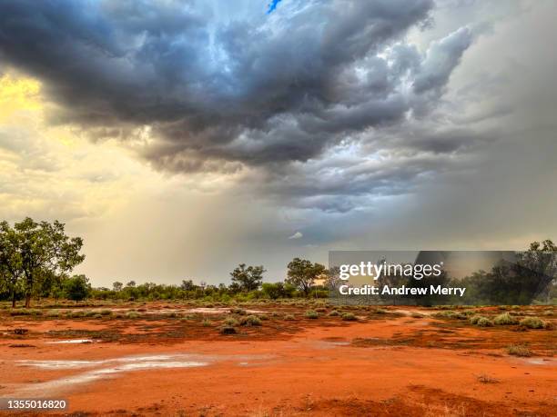 storm rain clouds, red dirt farm outback australia - red dirt foto e immagini stock