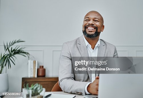 Scatto di un uomo d'affari maturo che usa un laptop in un ufficio moderno Scatto di un uomo d'affari maturo che usa un laptop in un ufficio moderno