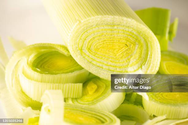 macro image of the stem of  a leek and some slices. - ciboule photos et images de collection