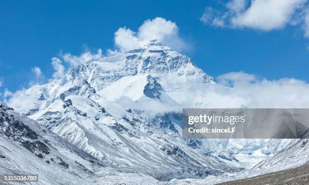 mount everest, nordseite des mount qomolangma, blick vom chinesischen mount qomolangma base camp - mt everest stock-fotos und bilder