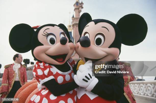 Les personnages Disney: Minnie Mouse et Mickey Mouse.
