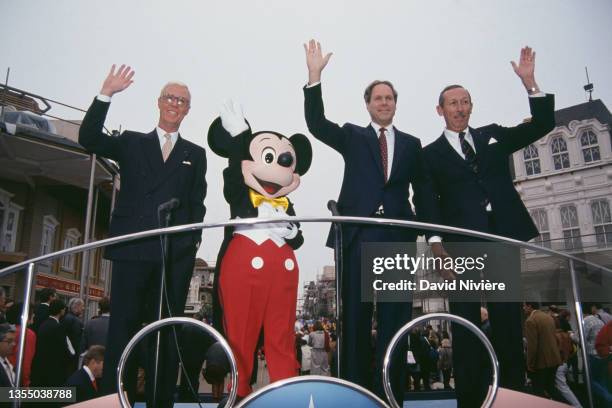 Michael Eisner, Mickey Mouse, Robert Fitzpatrick et Roy Edward Disney lors de l’ouverture d’Euro Disney.