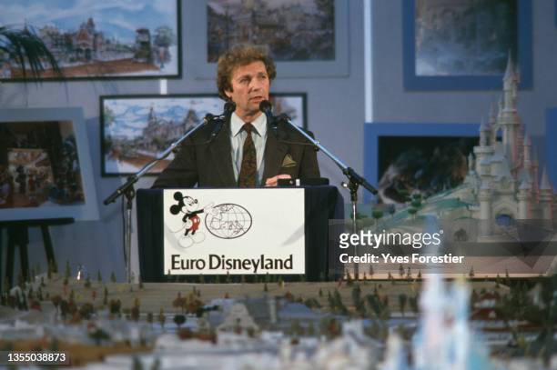 Présentation de la maquette d'Euro Disneyland: discours d'Olivier Stirn.