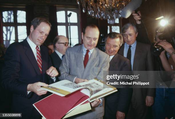 Jacques Chirac et Michael Eisner regardent des prospectus.