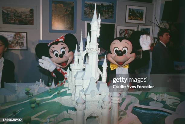 Mickey Mouse et Minnie Mouse présentant la maquette d'Euro Disneyland.