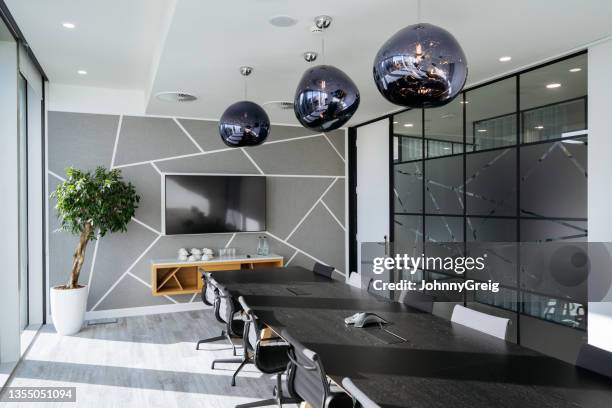 unoccupied board room with modern decor - frosted glass stockfoto's en -beelden