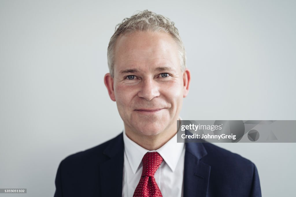 Portrait intérieur d’un homme d’affaires joyeux en tenue d’entreprise