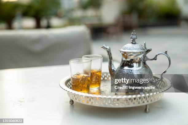 moroccan teapot with tea glasses on a silver tray - té terraza fotografías e imágenes de stock