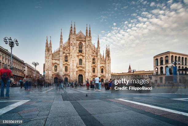 piazza duomo en milán al atardecer - catedral fotografías e imágenes de stock