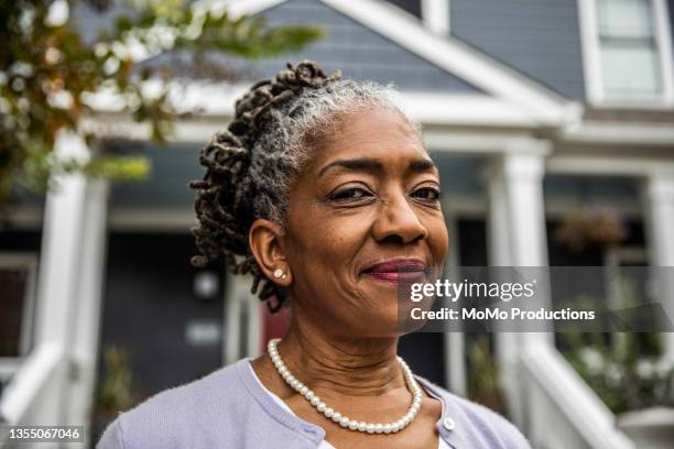 portrait of senior woman in front of suburban home - afroamerikanskt ursprung bildbanksfoton och bilder