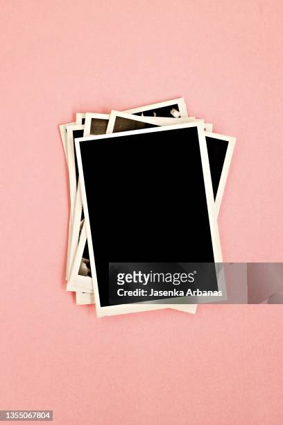 blank old photo papers - polaroid stock-fotos und bilder