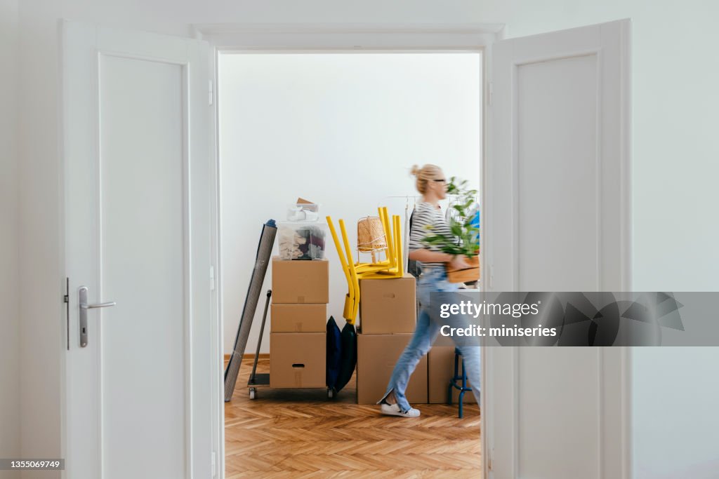 Eine anonyme Frau zieht in neue Wohnung ein