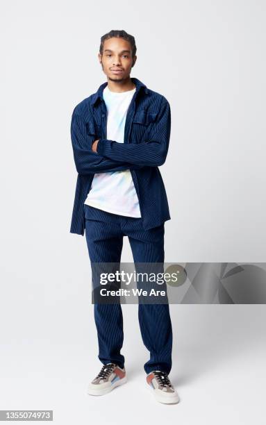 business man in studio - encuadre de cuerpo entero fotografías e imágenes de stock
