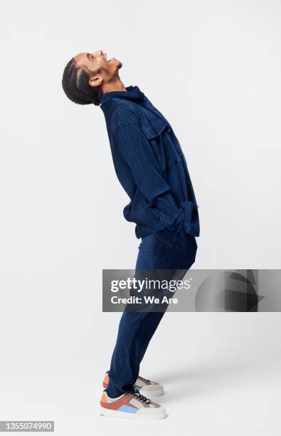 man standing bending backwards and looking up - portrait man studio foto e immagini stock