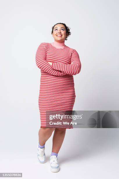 full length portrait of young woman in studio - curvy woman photos et images de collection