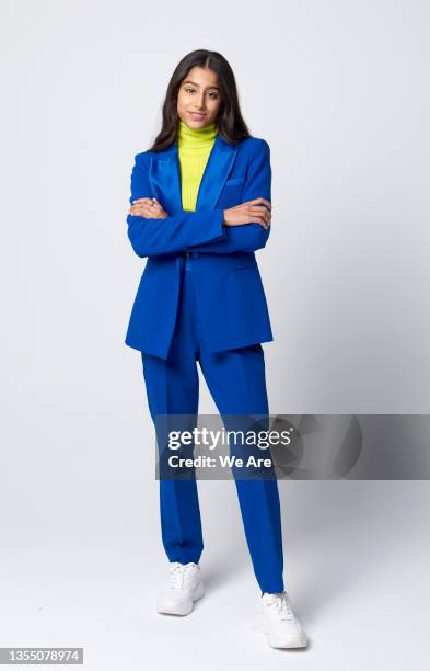 gen z woman crossing arms in studio - atitude imagens e fotografias de stock