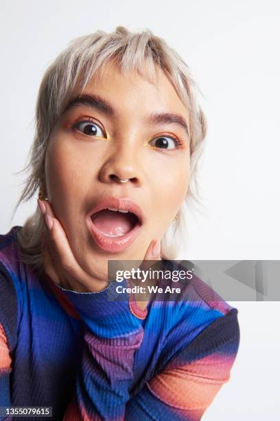 studio portrait of fashionable gen z woman - gen z bildbanksfoton och bilder