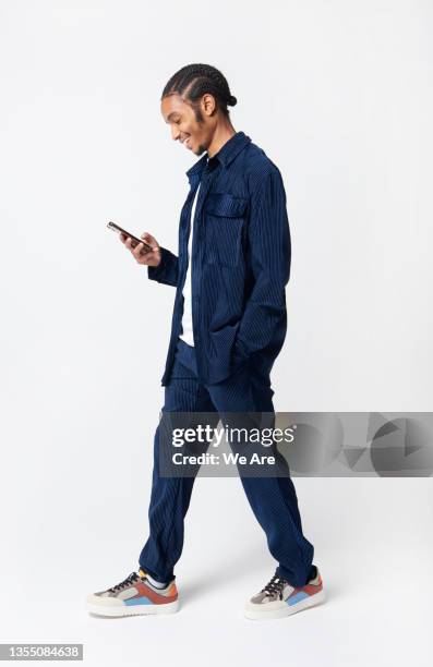 man walking with smartphone - mensch on white background stock-fotos und bilder