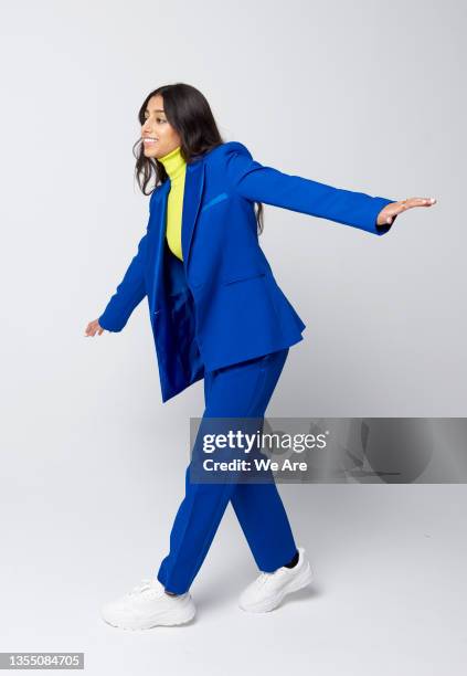 gen z business woman walking as if balancing - karriereleiter stock-fotos und bilder