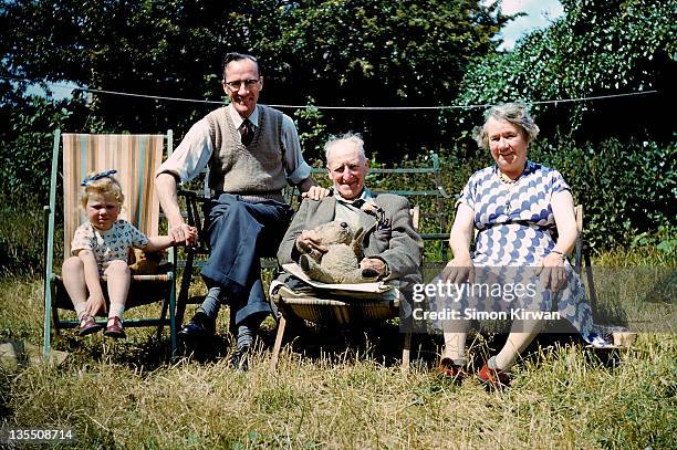 family in garden - british granny stock-fotos und bilder