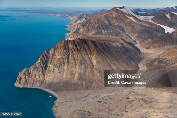 bylot island southern coastline, nunavut, canada. - nunavut foto e immagini stock