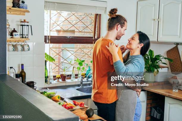 foto de una joven pareja bailando en su cocina - couples making passionate love fotografías e imágenes de stock