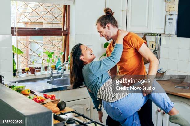 foto de una joven pareja bailando en su cocina - couples making passionate love fotografías e imágenes de stock