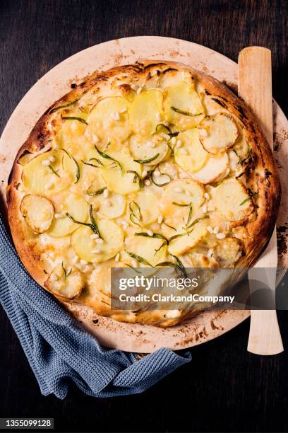 white pizza - white pizza stock pictures, royalty-free photos & images