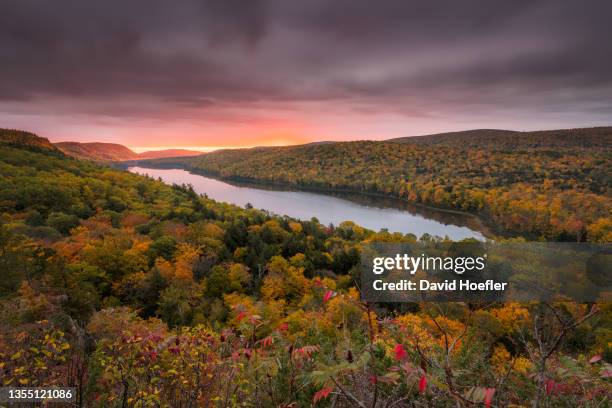 sunrise at lake of the clouds - michigan landscape stock pictures, royalty-free photos & images