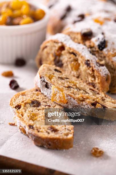 christmas stollen bread with candied fruit - rozijn stockfoto's en -beelden