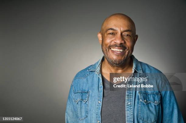 studio portrait of middle aged african american male - western shirt stockfoto's en -beelden