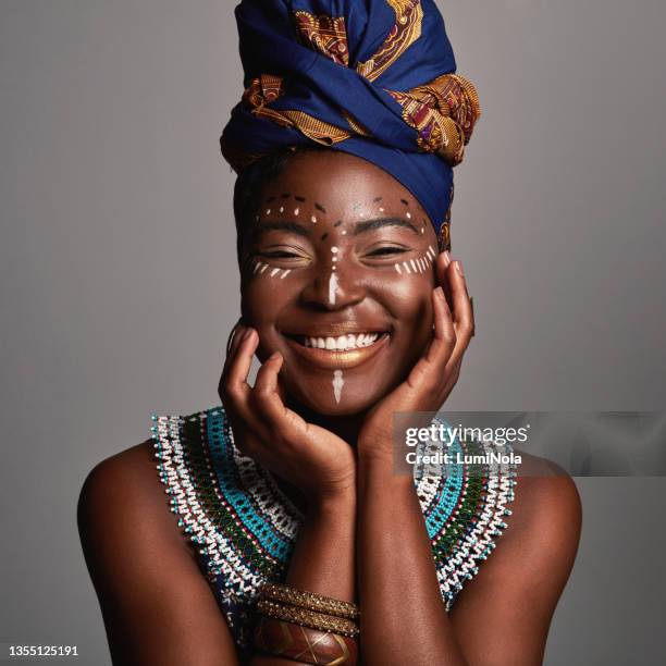 tiro de estúdio de uma bela jovem vestindo trajes africanos tradicionais - folklore - fotografias e filmes do acervo