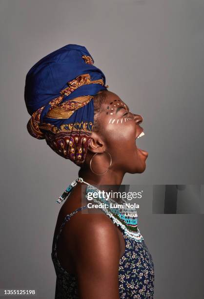 foto de estudio de una hermosa joven con atuendo tradicional africano - turbante fotografías e imágenes de stock