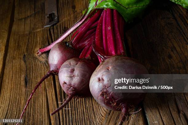 close-up of radish on table - hintergrund grün stock pictures, royalty-free photos & images