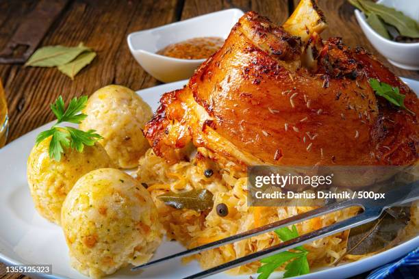 close-up of food in plate - soße stockfoto's en -beelden