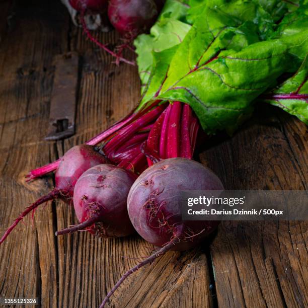 close-up of radish on table - hintergrund grün foto e immagini stock