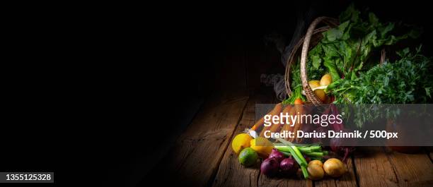 high angle view of vegetables on table - brokkoli fotografías e imágenes de stock