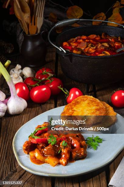 close-up of food on table - soße stockfoto's en -beelden