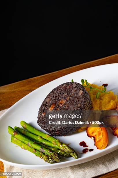close-up of food in plate on table against black background - gemüse grün ストックフォトと画像