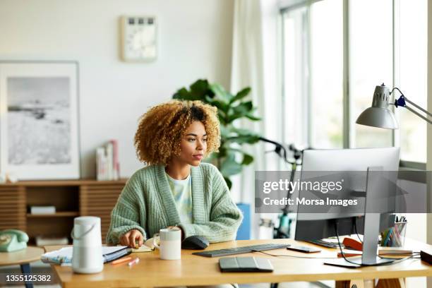 businesswoman using computer at home office - télétravail photos et images de collection